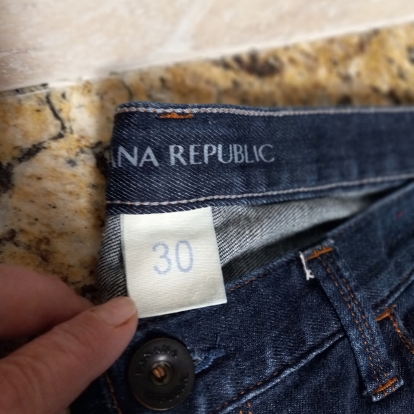 Banana Republic lightweight straight indigo Jean size 30. - Picture 2 of 4